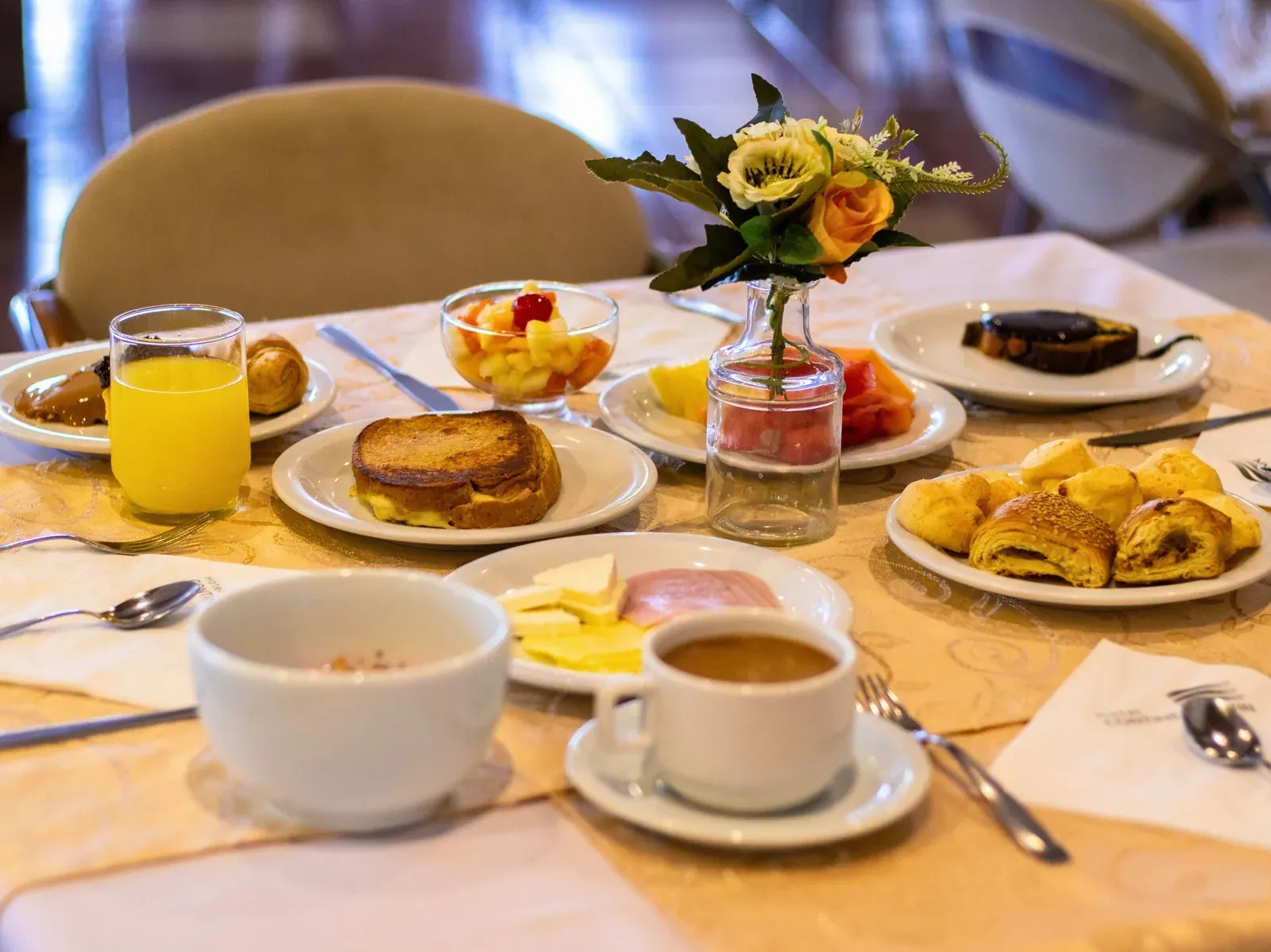 Caf&eacute; da manh&atilde;: mesa posta