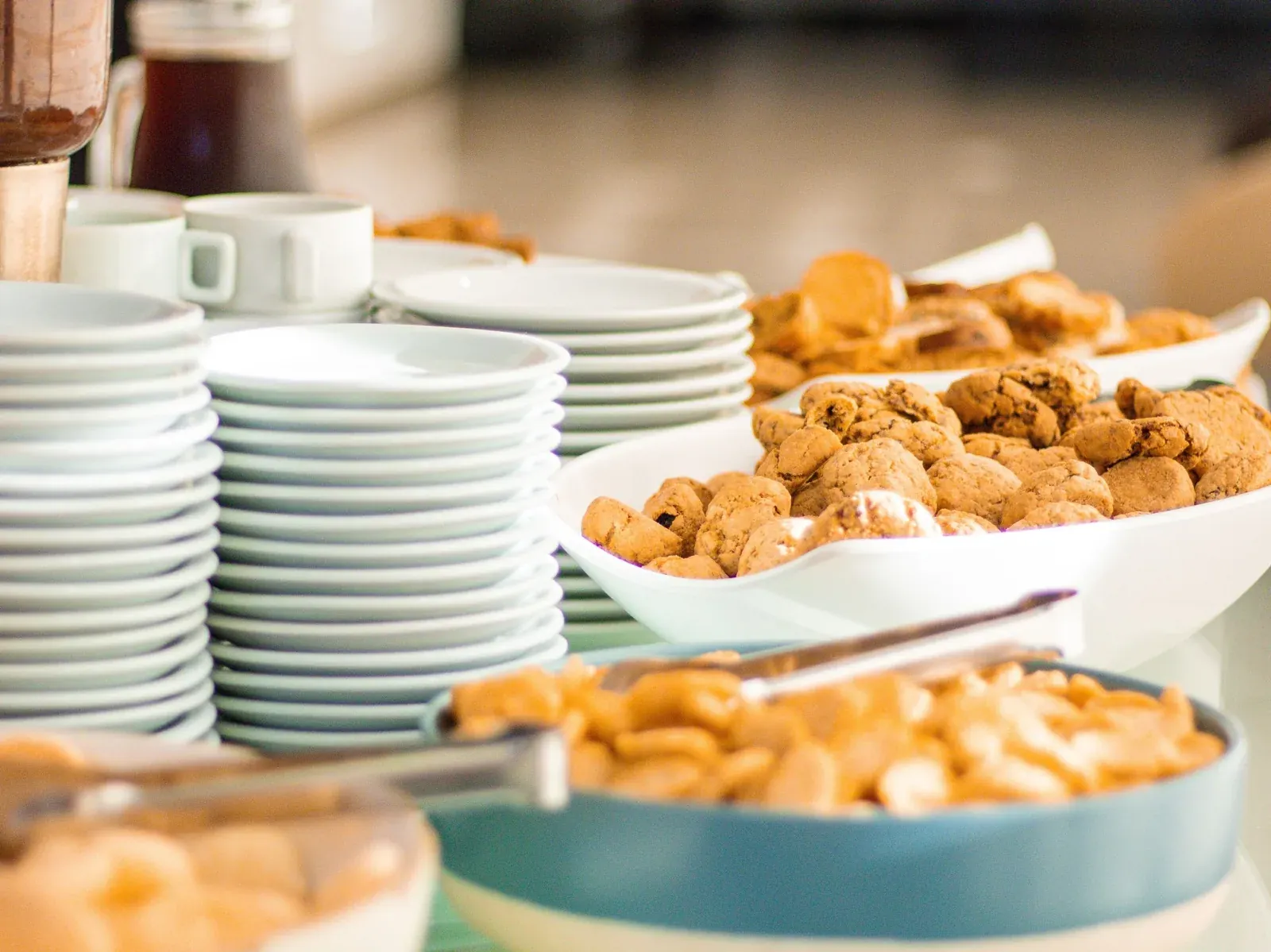 Biscoitos e torradas no ch&aacute; da tarde