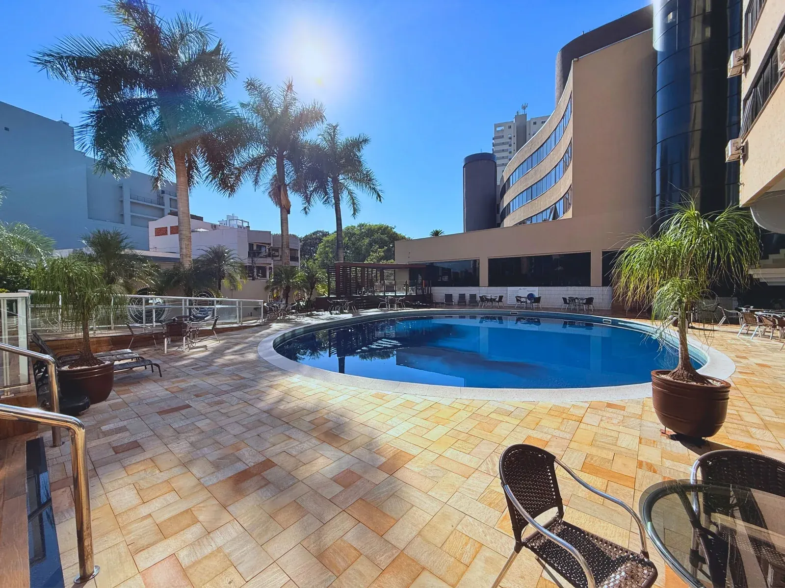 Área da piscina e mesas
