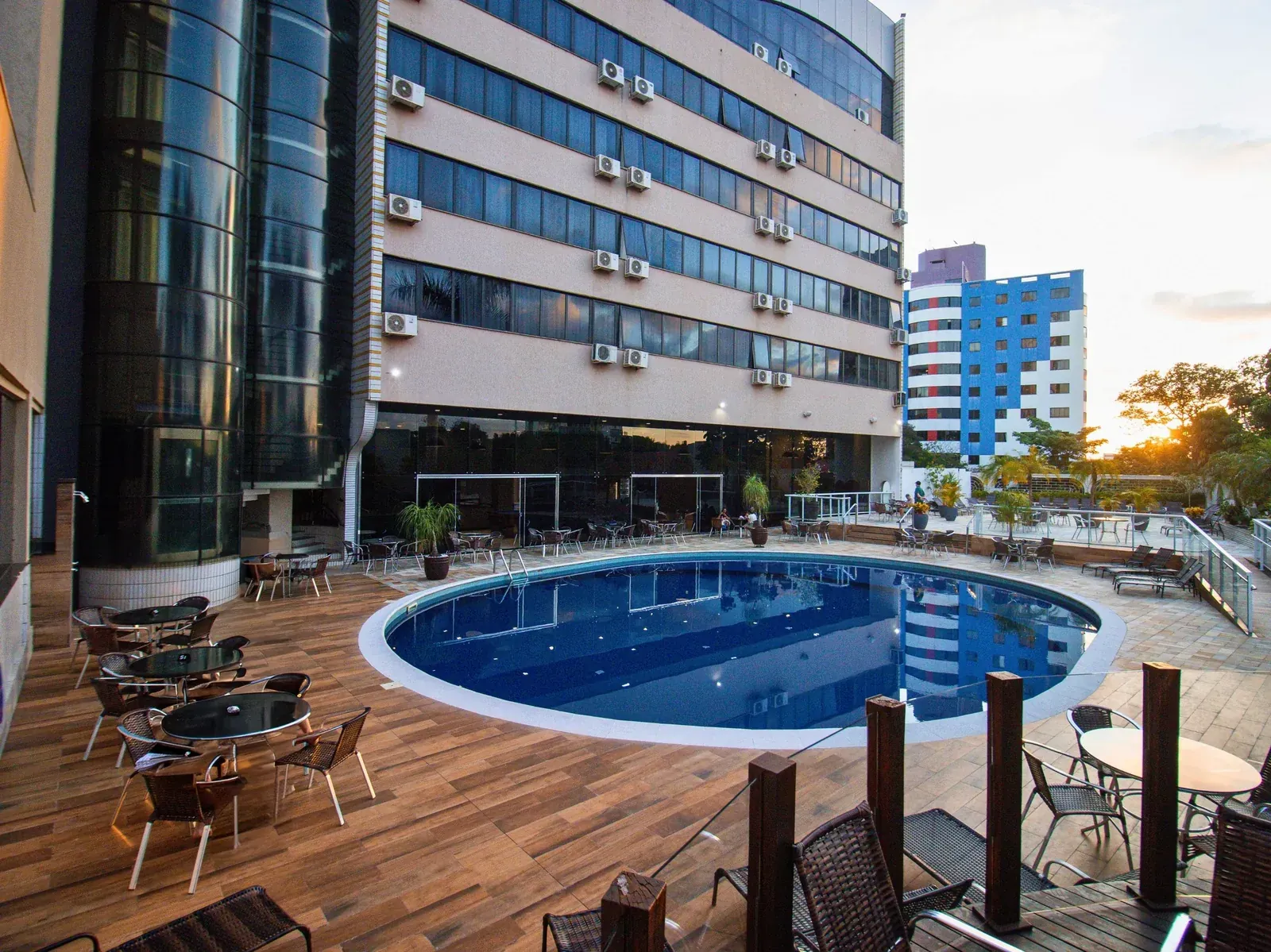 Piscina ao pôr do sol