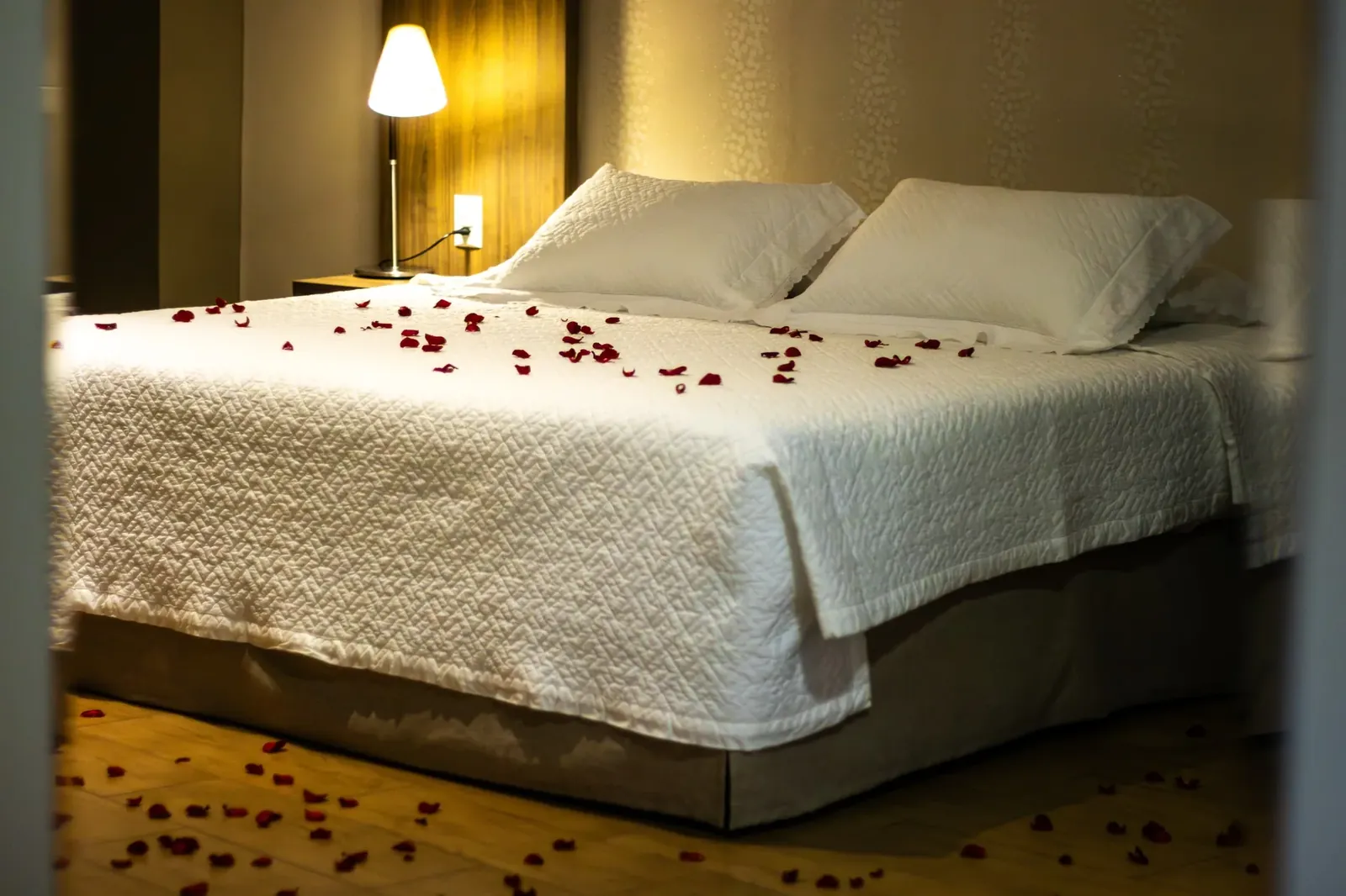 Decoração romântica com pétalas de rosas