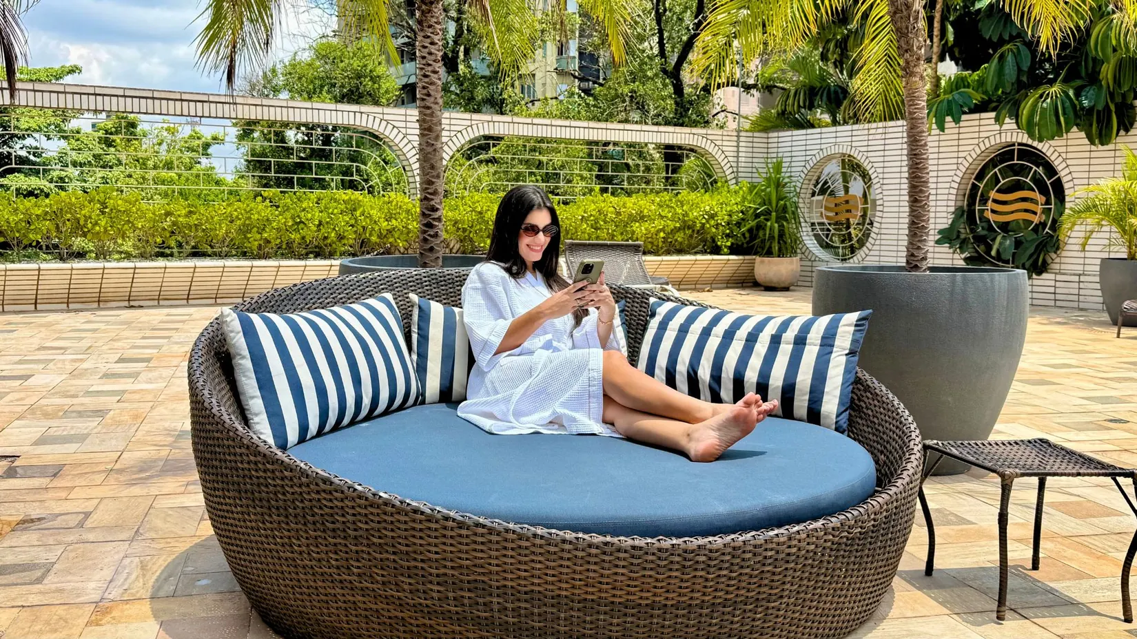 Camila aproveitando as áreas de lazer do Continental Inn