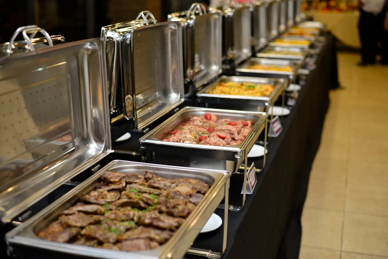 Buffet de pratos quentes da ceia anterior